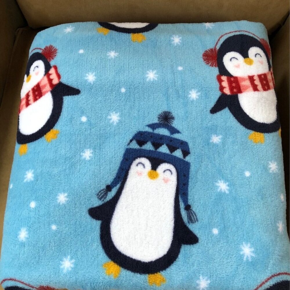 Pine Creek Fleece Throw Blanket 46 x 63 Unique Frosty Penguins Zoo Babies New